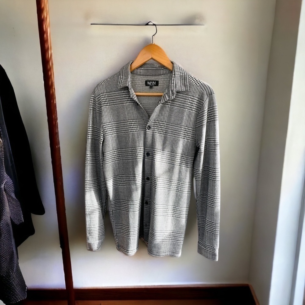 Boohooman knit men’s shirt, size M, poly/viscose material, excellent condition